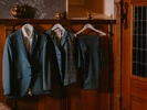 Hochzeitsanzug hängt im Schrank – bereit für den großen Moment