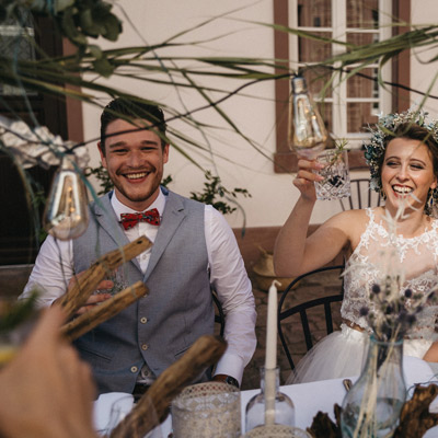 Braut und Bräutigam stoßen auf die Hochzeit an.